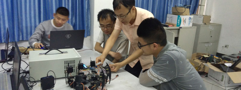 学生课堂互动与团队合作场景