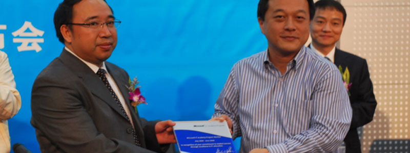 学院荣誉墙展示政府批文、授权证书和AAAAA级社会组织认证