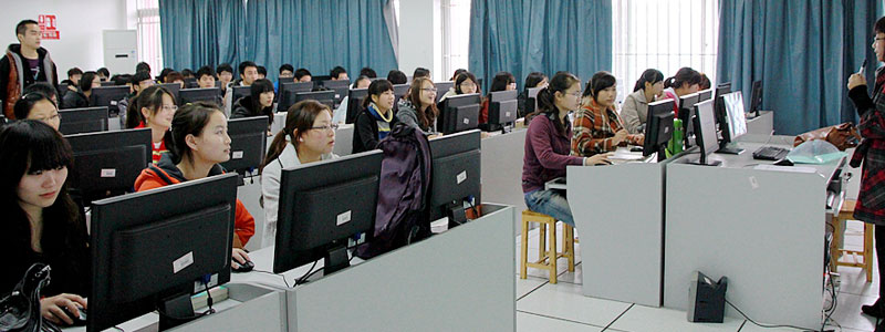 双师型教师团队指导学生进行项目开发